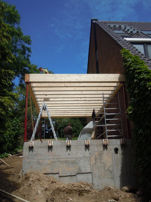 Holzbau mit Stahlstützen und Isokörben für die Balkonkonstruktion