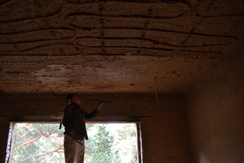 Einputzen der Wand- / Deckenflächen (insg. 30 Tonnen feuchter Lehmputz)