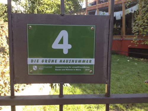 Das Haus erhielt 2014 den Preis der Stadt Mainz "Die Grüne Hausnummer" weiteres unter : http://www.mainz.de/WGAPublisher/online/html/default/tpel-6eajtf.de.html